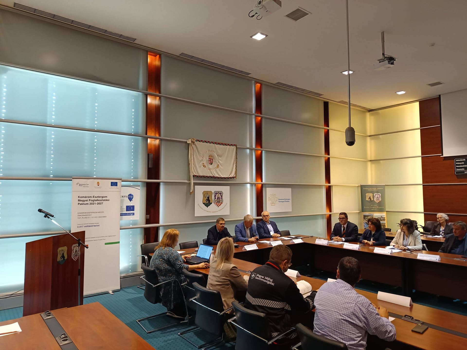 Munkaerőpiaci és foglalkoztatási témájú szakmai megbeszélés konferenciateremben