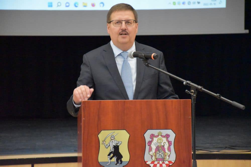 Előadó beszél a Foglalkoztatási Paktum rendezvényén, kivetítő előtt állva. Popovics György elnök