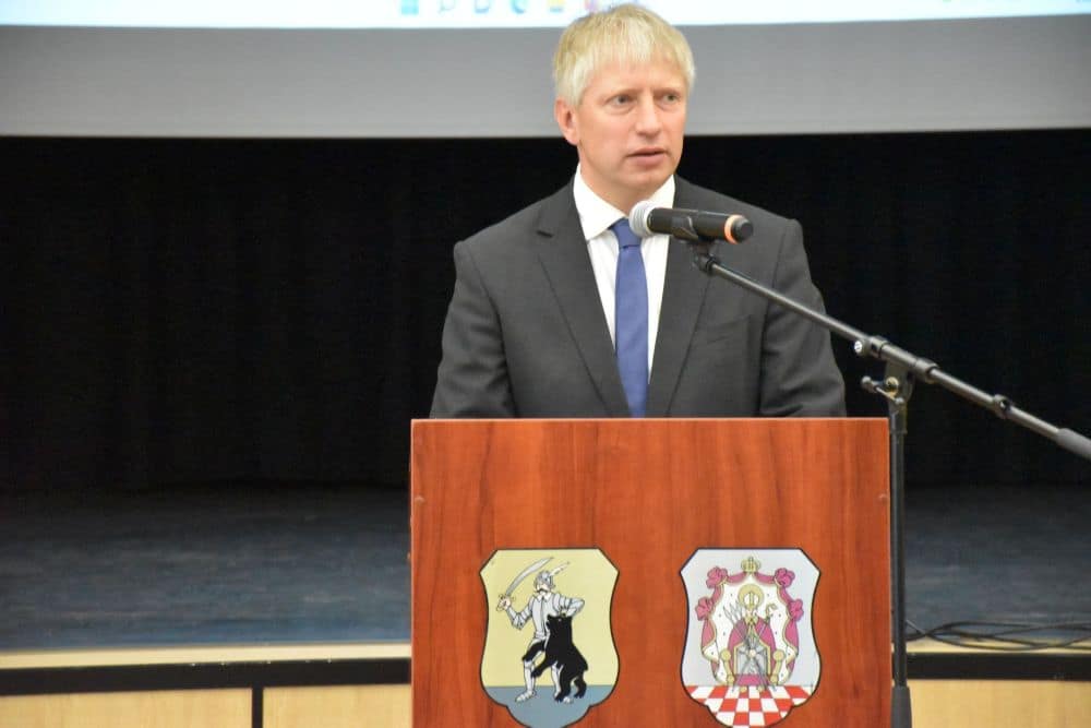 Kancz Csaba főispán tart köszöntőt a Foglalkoztatási Paktum rendezvényén, pódiumról beszélve.