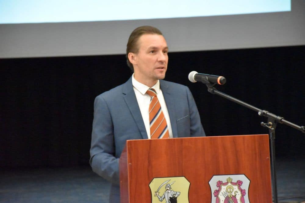 Halasi István tart köszöntőt a Foglalkoztatási Paktum rendezvényén, pódiumról beszélve.