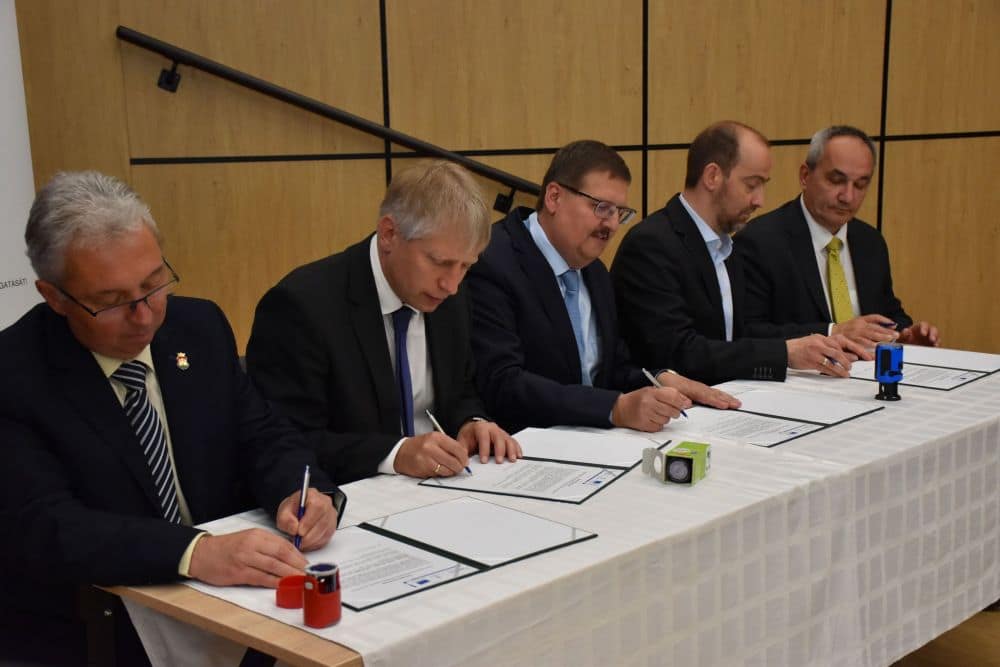 Szerződés- vagy megállapodás-aláírás zajlik a Foglalkoztatási Paktum eseményén.