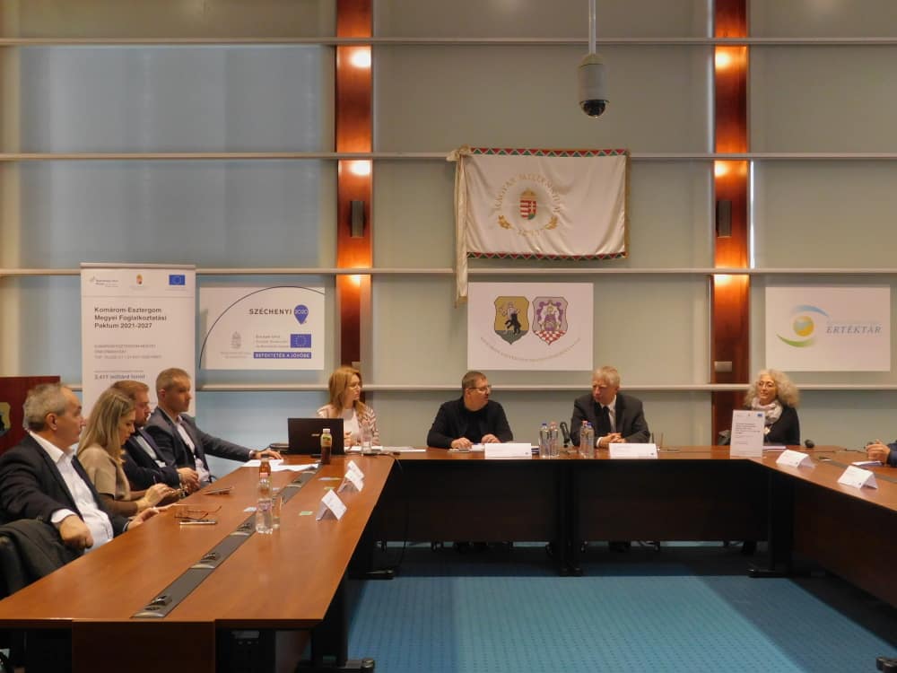Elnökségi asztalnál ülő résztvevők tárgyalóteremben. Popovics György elnök, Kancz Csaba főispán, Fekete Nikolett paktumiroda-vezető.