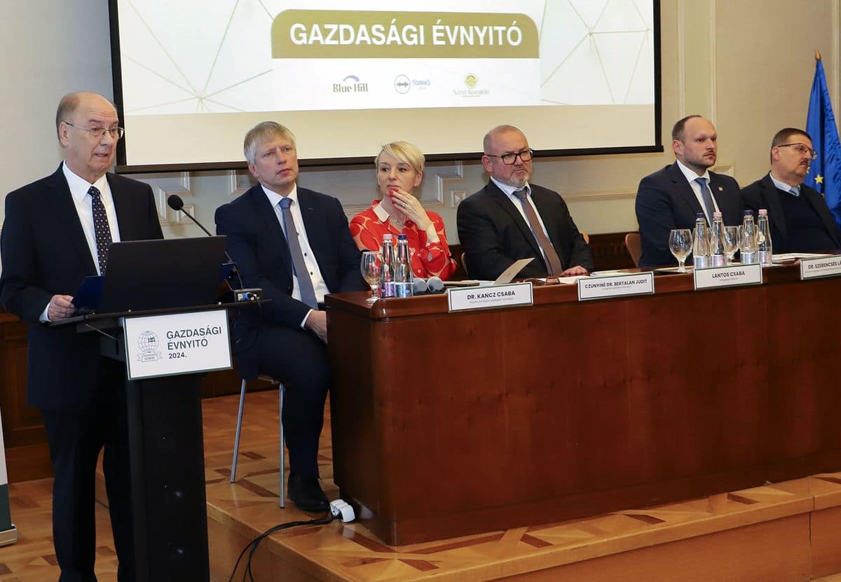 Résztvevők ülnek az elnökségi asztalnál egy szakmai rendezvényen.