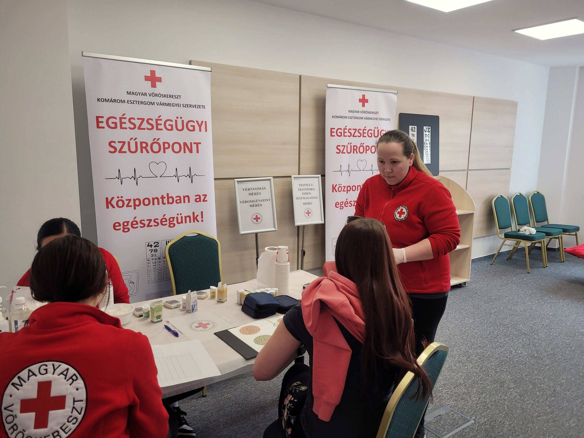Egészségügyi szűrőprogram a Magyar Vöröskereszt munkatársainak közreműködésével.