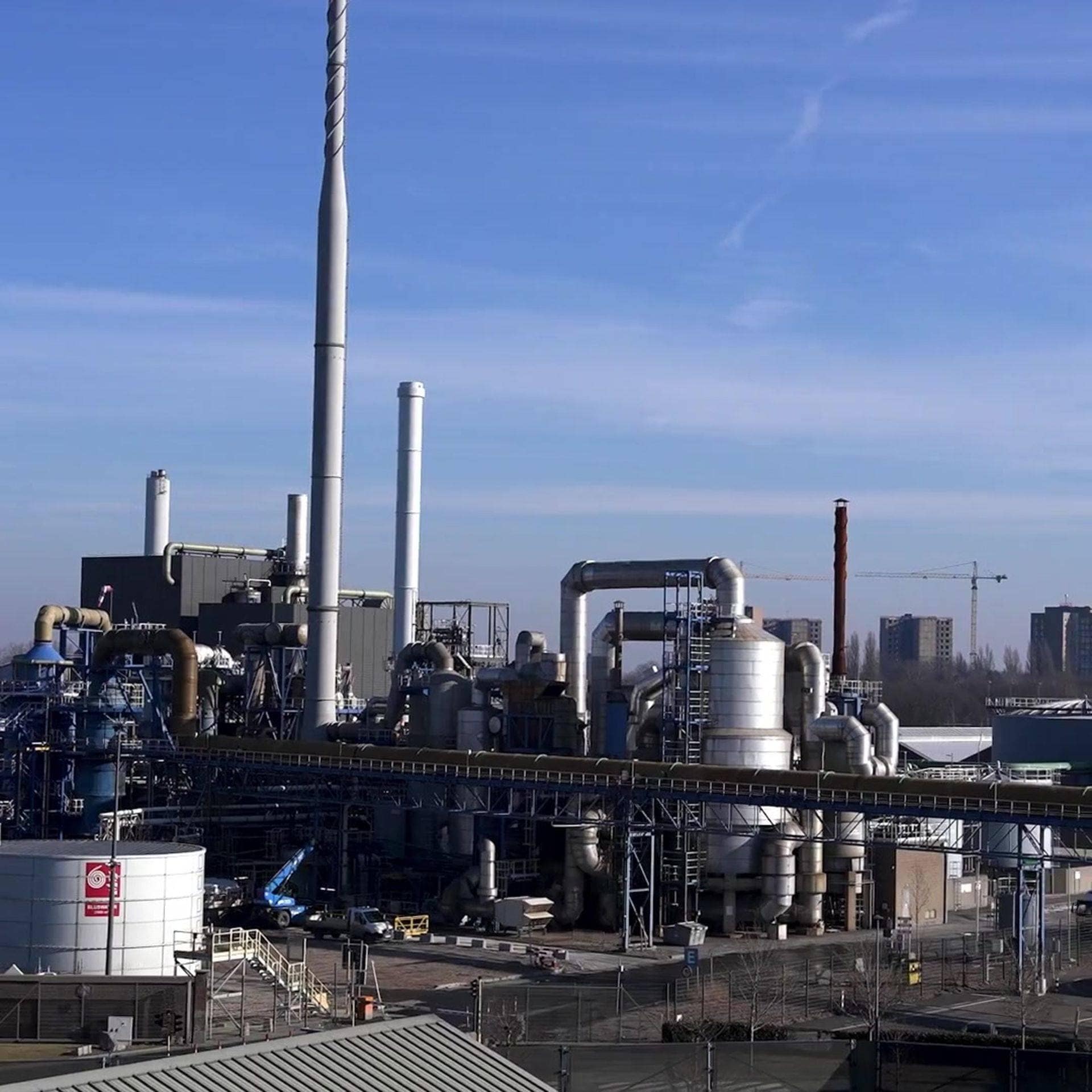 tartályok, magas tornyok, ipari működés