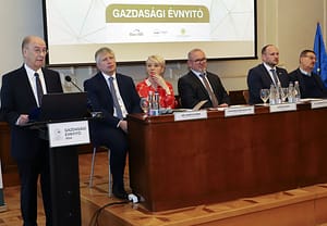 Résztvevők ülnek az elnökségi asztalnál egy szakmai rendezvényen.