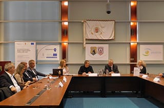 Kerekasztal-beszélgetés a Foglalkoztatási Paktum ülésén, több résztvevővel.