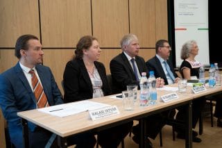 Szakmai egyeztetés a Foglalkoztatási Paktum ülésén, résztvevők asztalnál ülve.