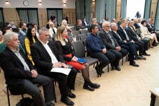 Résztvevők ülnek a Foglalkoztatási Paktum fórumának közönségében.