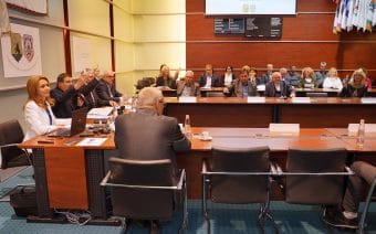 Foglalkoztatási Paktum ülés zajlik tárgyalóteremben, résztvevők körasztalnál.