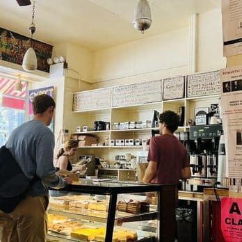 Cukrászda belső tere süteményekkel teli pulttal – illusztráció a vendéglátóipari akcióterv cukrászdákra történő kiterjesztéséről